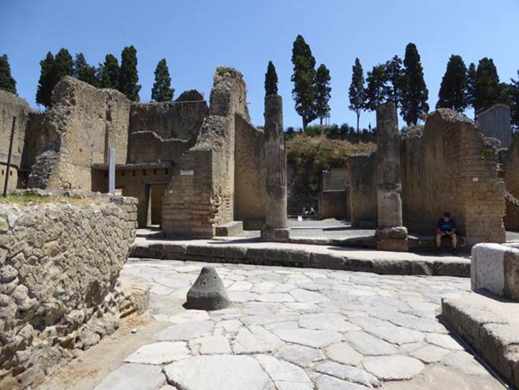 Ins. Or. II.4 Herculaneum, July 2015. Looking east from end of Decumanus Inferiore, across Cardo V, towards entrance doorway.
Photo courtesy of Michael Binns.